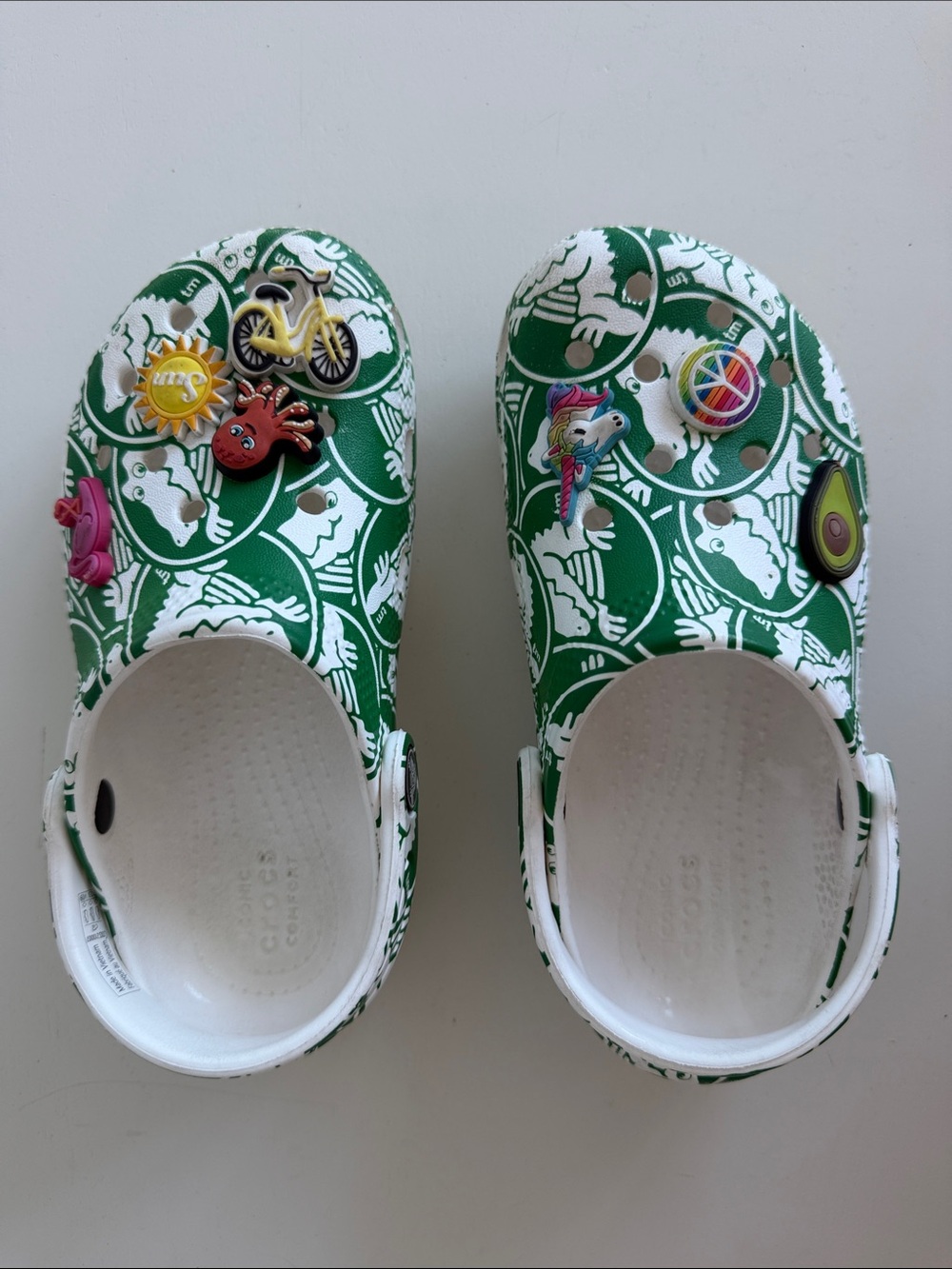 Crocs Classic Clog Green White Graphic Print w/ 7 Jibbitz Kids Size C12